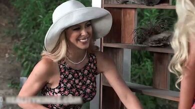 欧美痴女太饥渴干到玻璃上!打桩机停不下来